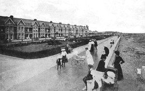 Familjer som går på New Parade, East Worthing, West Sussex, c1900-c1920s av Unbekannt
