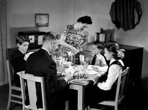 Familj vid frukost, c 1948 av Unbekannt