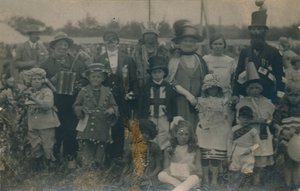Klänningstävling, c1900 av Unbekannt
