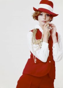 Mode: ung kvinna bär en röd hatt och outfit, sent 1960-tal (foto) av Unbekannt