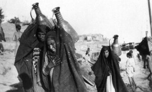 Kvinnliga vattenbärare, Amarah, Irak, 1917-1919 av Unbekannt