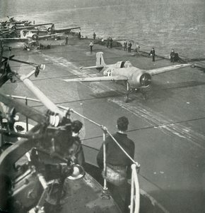 Stridsflygplan ombord på ett hangarfartyg, andra världskriget, c1943. av Unbekannt