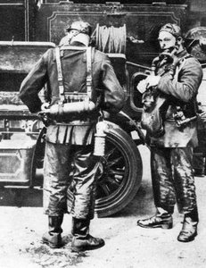 Brandmän som tar på sig rökhjälmar, Farringdon Street gummiverk, London, 1926-1927 av Unbekannt