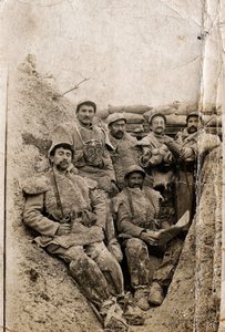 Första världskriget (1914-1918): Håriga soldater i vinterklänning i en skyttegrav 1916-1917. De bär fårskinnsjackor och en gasmask. av Unbekannt
