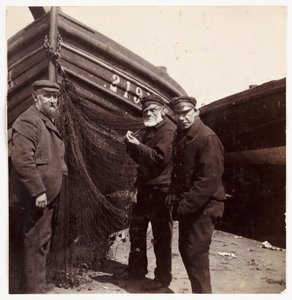 Fiskare som står vid ett nät, c 1905 av Unbekannt