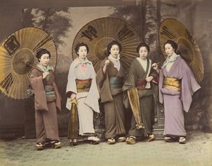 [Fem japanska kvinnor i traditionell klädsel med parasoll], 1870-talet. av Unbekannt