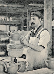 Fixering av pip på en tekanna, c1917 av Unbekannt