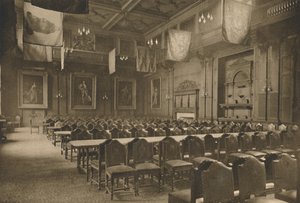 Flagghängd stora salen där det mäktiga sällskapet av livsmedelsaffärer håller sina banketter, c1935. av Unbekannt