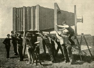 Fokuserar på den gigantiska kameran för jobbet, 1901. av Unbekannt