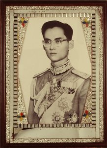 Inramat porträtt av kung Bhumibol Adulyadej (s/v foto) av Unbekannt