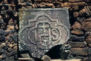 Fransk-makonisk symbol och initialer av Kristus graverade på en sten, platsen för jesuiternas uppdrag i San Ignacio Mini i Argentina, etablerad 1611 (sten) av Unbekannt