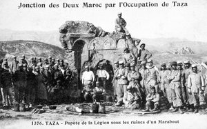 Franska främlingslegionen vid några Marabout-ruiner, Taza, Marocko, 1904 av Unbekannt