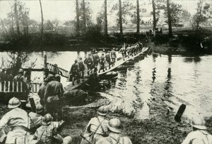 Franska trupper korsar en flod, 1919. av Unbekannt