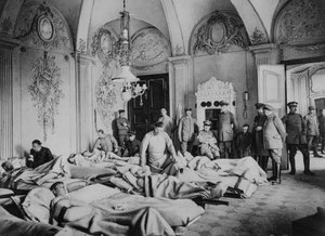 Franska och tyska sårade i ett slott i Frankrike, första världskriget, 1915 av Unbekannt