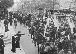 Franska kurassirar som rider genom Paris gator på väg mot fronten, 1914 av Unbekannt