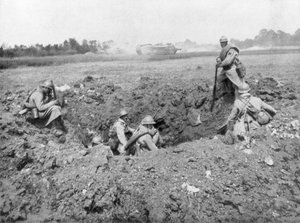 Franskt infanteri vilar i ett granathål, Chemin des Dames, Frankrike, 11 juni 1918 av Unbekannt