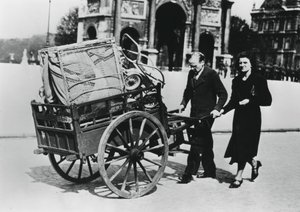 Franska flyktingar som återvänder hem efter Frankrikes fall till tyskarna, Paris, juli 1940 av Unbekannt