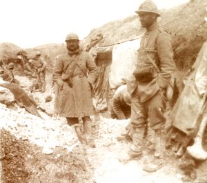 Franska soldater vid en tillfångatagen tysk skyttegrav, c1914-c1918 av Unbekannt