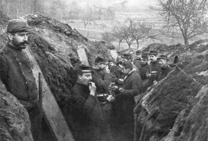 Franska soldater i skyttegravarna som äter sina ransoner, Frankrike, 1915 av Unbekannt