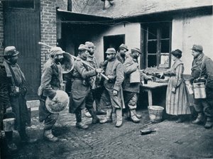 Franska soldater som återvänder från skyttegravarna gör ett stopp för förfriskning, c1914 av Unbekannt