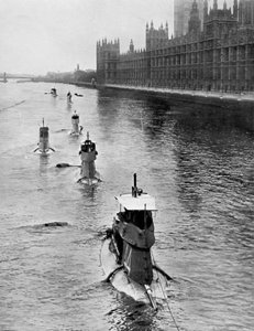 Franska ubåten Saphir Q44 och fem andra flyttade från Gravesend till London, juli 1909 av Unbekannt
