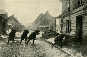 Franska trupper korsar en bygata under tysk eld, första världskriget, 1914-1915, c1920. av Unbekannt