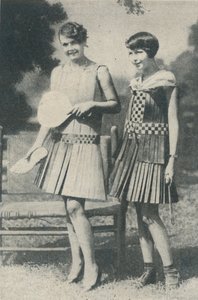 Klänningar av träremsor, c1935 av Unbekannt