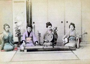 Geisha som spelar traditionella musikinstrument, Japan, 1880 av Unbekannt