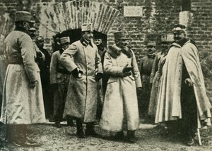 General Kusmanek och prins Francis Joseph vid Przemysl fästning, första världskriget, 1915, c1920. av Unbekannt