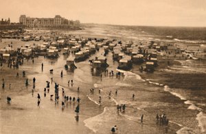 Allmän utsikt över stranden vid badtiden, c1928 av Unbekannt