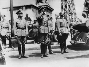 General von Bock hälsar tyska trupper som paraderar förbi Triumfbågen, Paris, 14 juni 1940 av Unbekannt