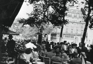 Tyska arméofficerare kopplar av utanför Cafe de la Paix, Paris, juni 1940 av Unbekannt