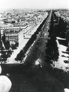 Tyska styrkor paraderar längs Champs Elysees, Paris, 14 juni 1940 av Unbekannt