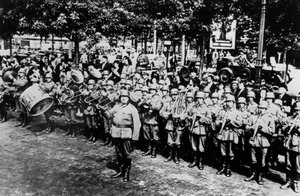 Tyskt militärband vid paraden på Place de lEtoile, Paris, juni 1940 av Unbekannt