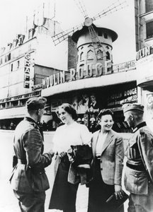 Tyska soldater pratade med franska kvinnor utanför Moulin Rouge, ockuperade Paris, juni 1940 av Unbekannt