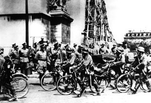 Tyska soldater marscherar förbi Triumfbågen, Paris, 14 juni 1940 av Unbekannt