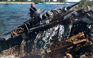 Tysk stridsvagn som vadar en flod, Ryssland, 1941 av Unbekannt