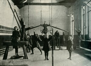 Flickgymnaster vid Royal Institution for the Deaf and Dumb, Friar Gate, Derby, 1902. av Unbekannt