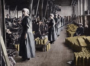 Flickarbetare i en ammunitionsfabrik, 1915 av Unbekannt