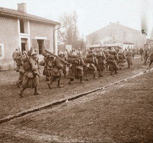 Går uppför linjen till Verdun, norra Frankrike, c1914-c1918. av Unbekannt