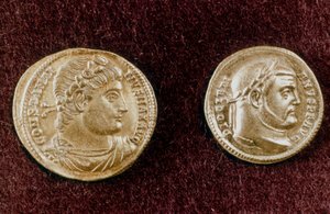 Guldmynt som visar huvuden av de romerska kejsarna Konstantin den store och Diocletianus, 300-talet av Unbekannt