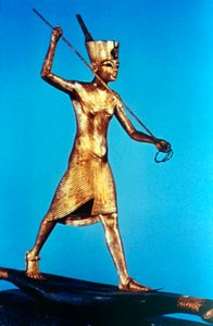 Guldfigur av kung Tutankhamon stående på en vassbåt och spjutande fisk, 1300-talet f.Kr. av Unbekannt