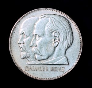 Gottlieb Daimler och Karl Benz, tyska bilindustripionjärer, 1961 av Unbekannt