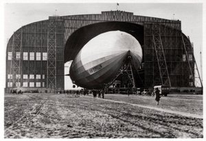 Graf Zeppelin fäst vid den mobila ankarmasten, Lakehurst, New Jersey, USA, 1930, 1933 av Unbekannt