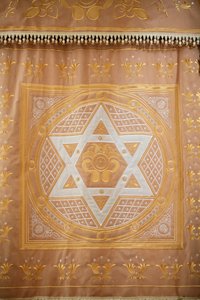 Stora körsynagogan. Synagogans heliga ark gardin med en Davidsstjärna. Sankt Petersburg Ryssland av Unbekannt