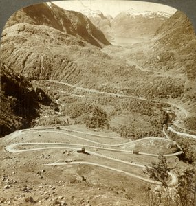 Stora sicksackslingor av väg som går ner från Dyreskardpasset - västerut till Roldalsjön, Norge, c1905. av Unbekannt