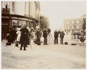 "Grupp fotografer som fotograferar på gatan" av Unbekannt