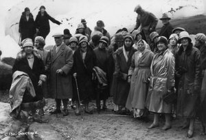 Grupp turister på besök i Svartisen, Nordnorge, 1929 av Unbekannt