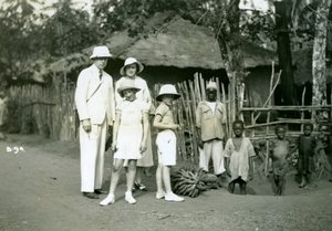 Gruppporträtt av européer och lokalbefolkning, Sierra Leone, 1900-talet av Unbekannt