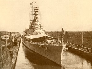 H.M.S. Berömmelse passerar genom Panamakanalen med hertigen och hertiginnan av York ombord, c1930 av Unbekannt